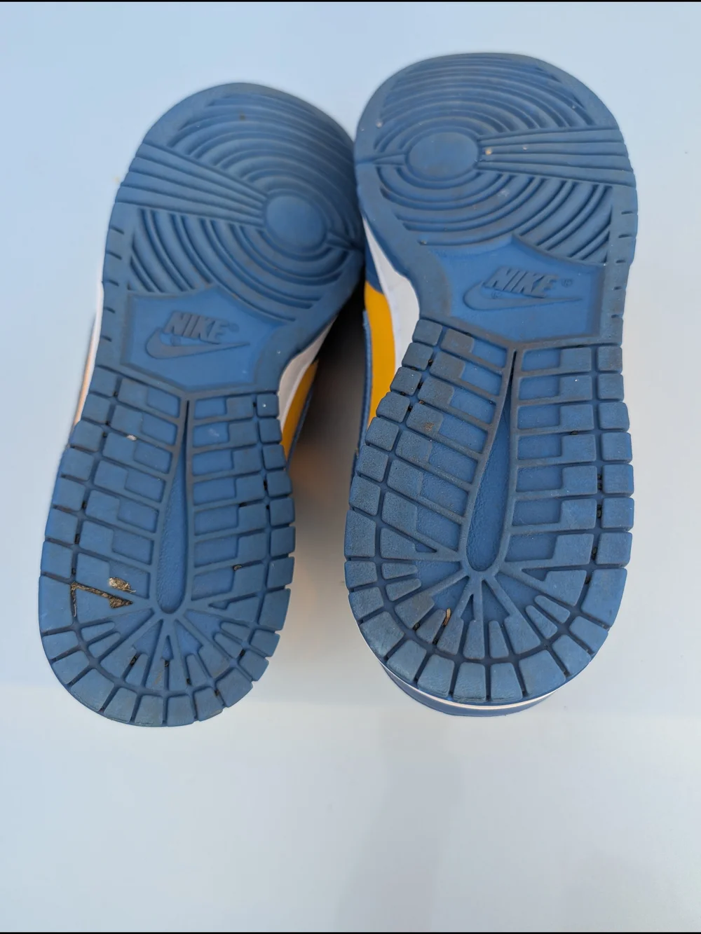 Nike Men's Low-Top Sneakers in Yellow and Blue